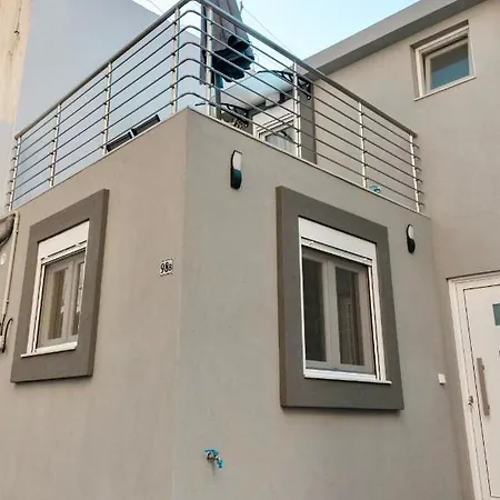 Stylishly Decorated House - Free Private Parking! Apartment