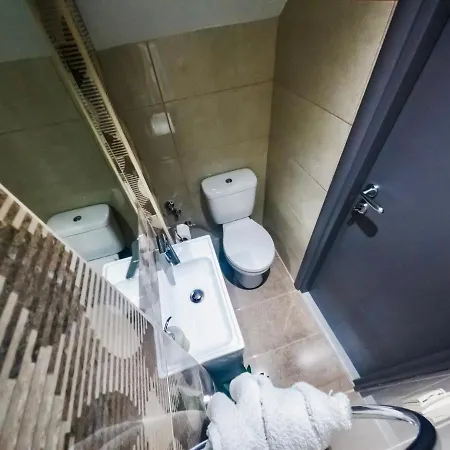 Apartment Stylishly Decorated House - Free Private Parking! *