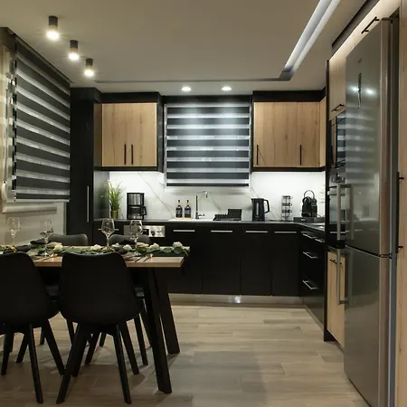 Stylishly Decorated House - Free Private Parking! Apartment *