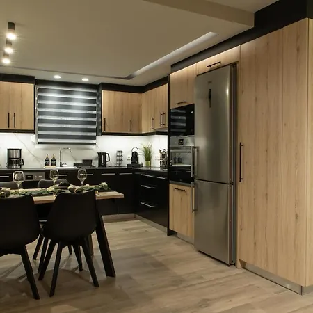 Stylishly Decorated House - Free Private Parking! *