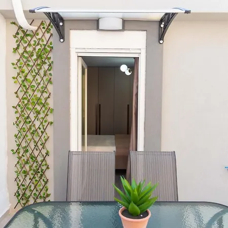 Apartment Stylishly Decorated House - Free Private Parking! *