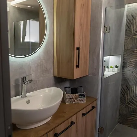 Stylishly Decorated House - Free Private Parking! Apartment *