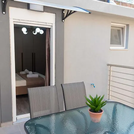 Stylishly Decorated House - Free Private Parking! Apartment