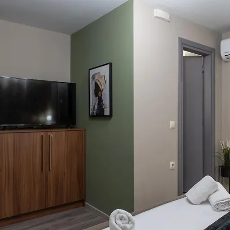 Stylishly Decorated House - Free Private Parking! *