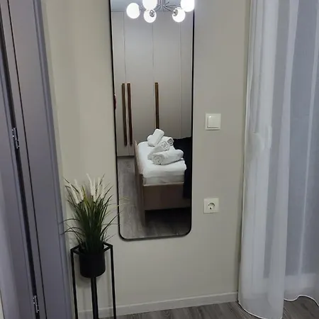 Stylishly Decorated House - Free Private Parking! *