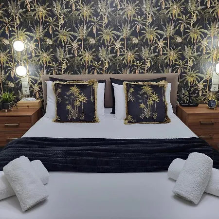 Stylishly Decorated House - Free Private Parking! Apartment *